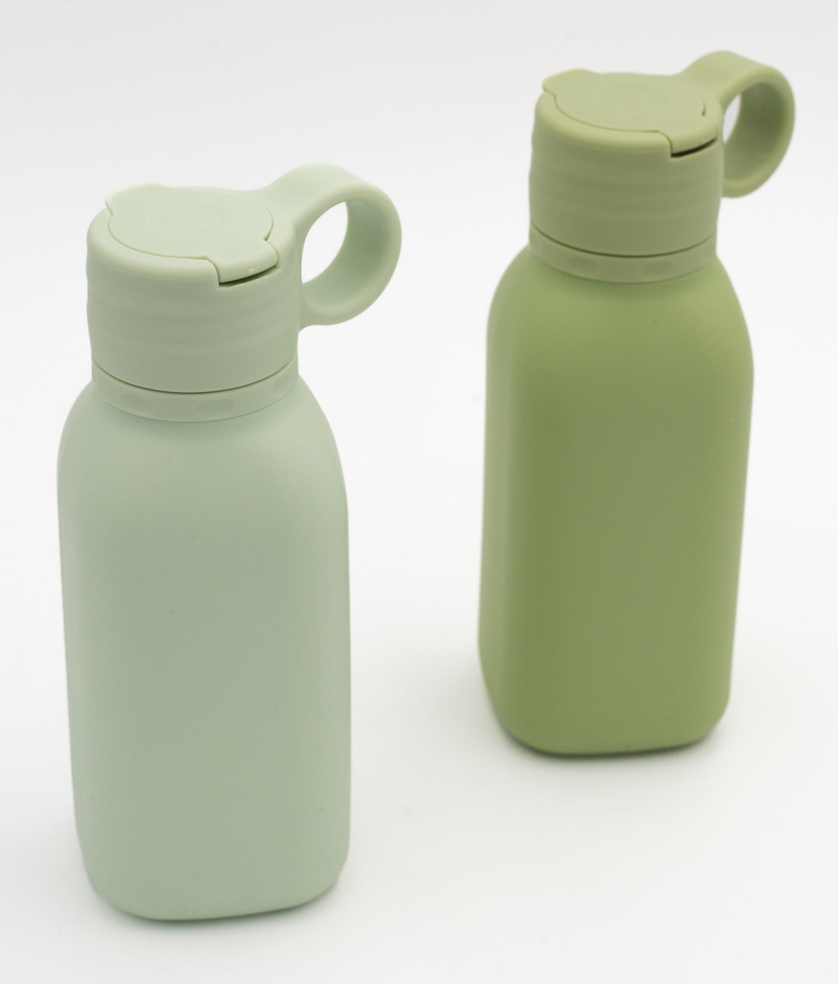 Dúas botellas verdes con tapas pechadas