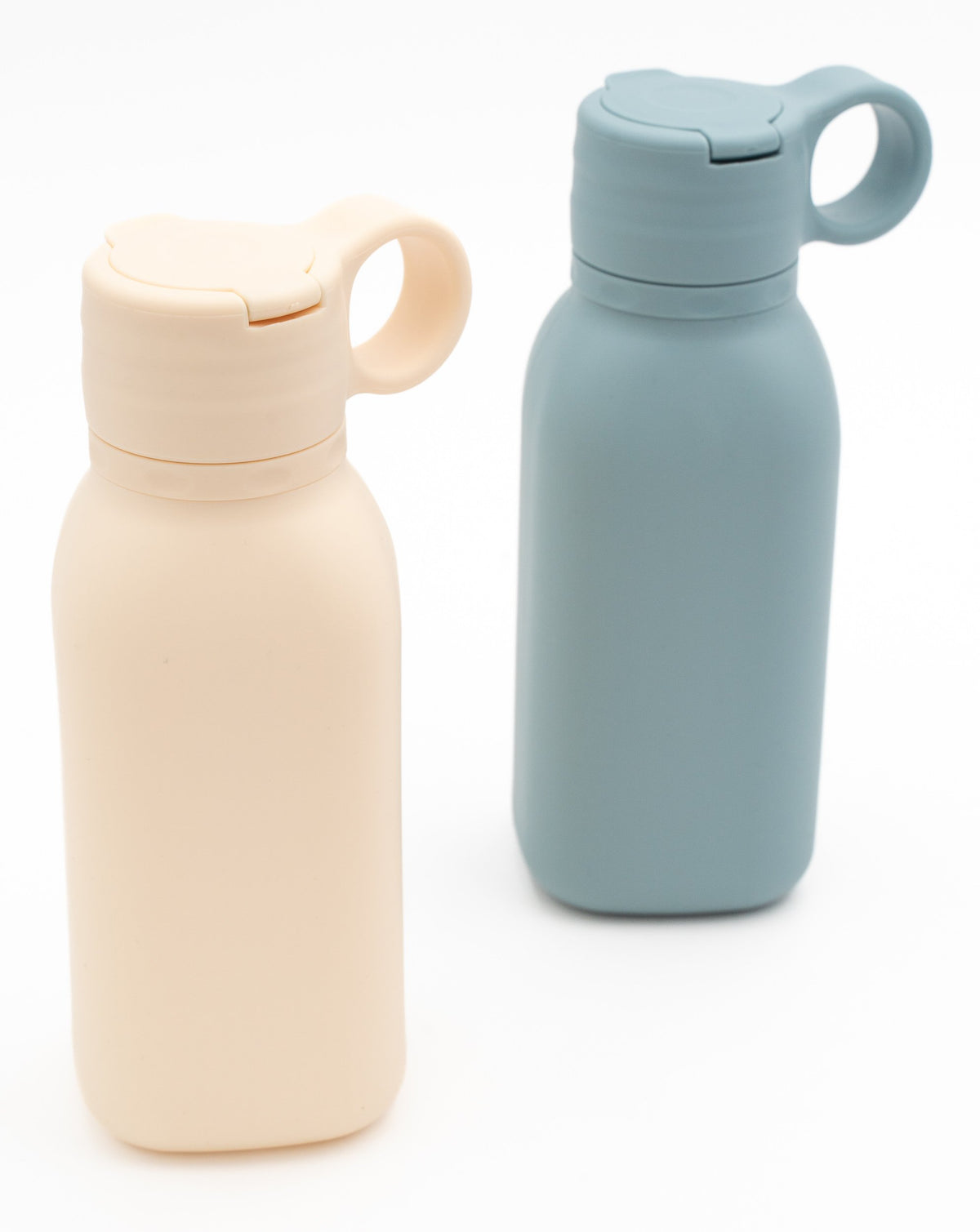 Dúas botellas crema e azul gris con tapas pechadas