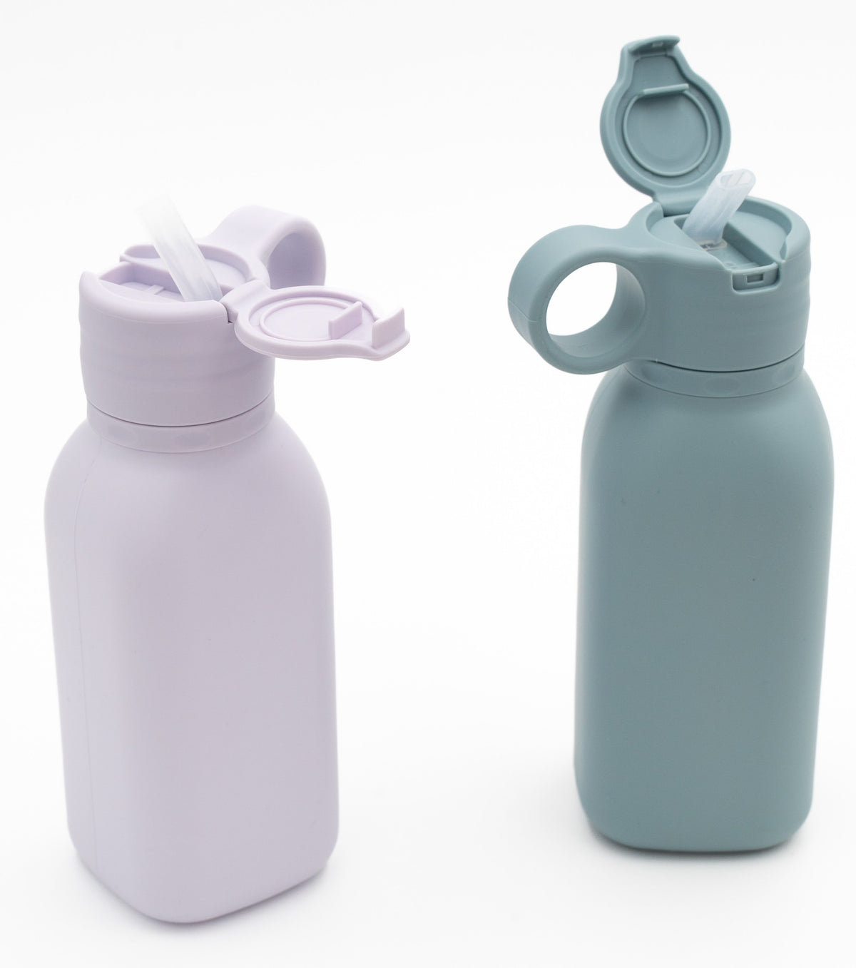 Botellas de silicona abertas con tubo interior e cuberta abatible