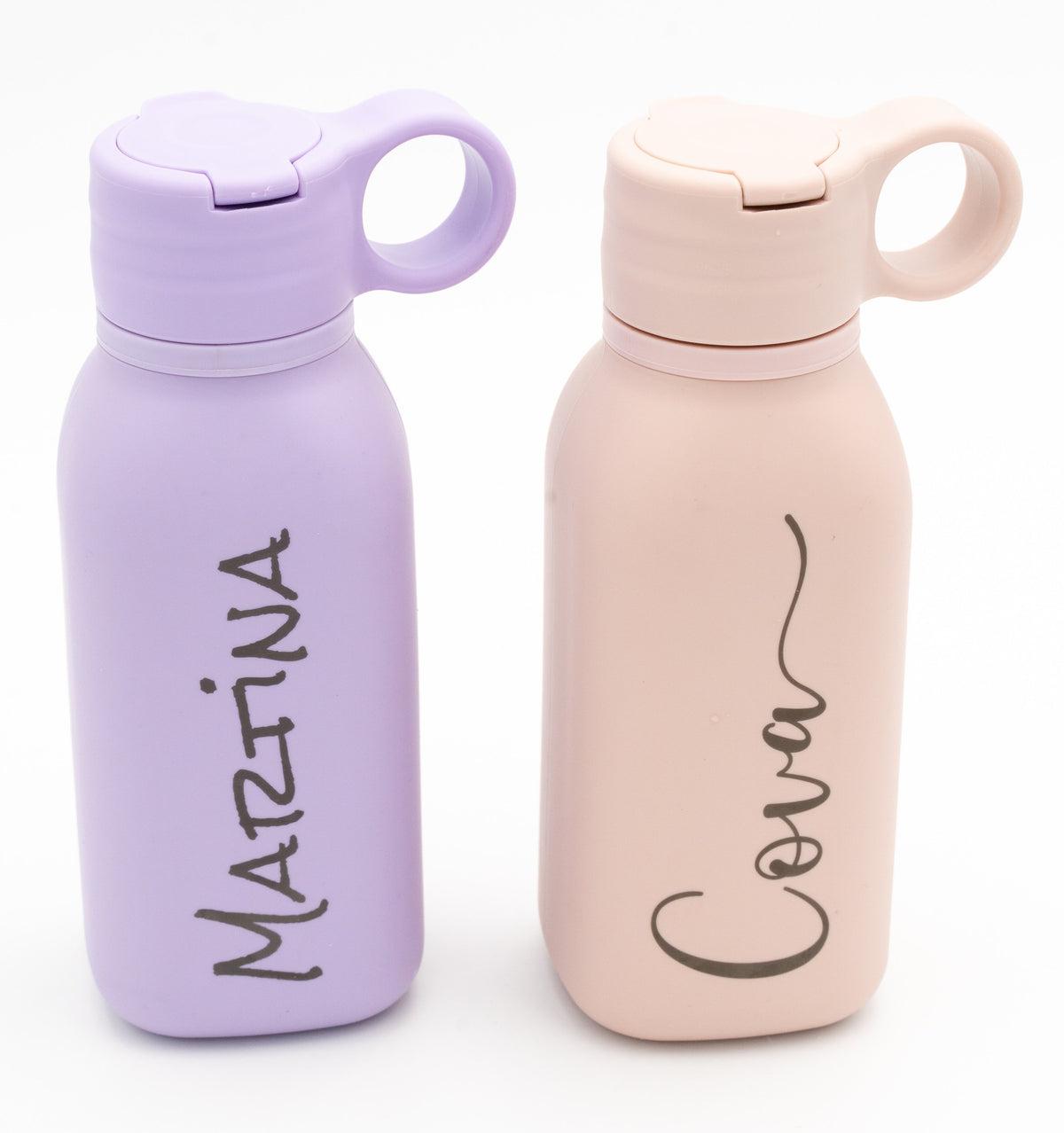 Dúas botellas lila e rosa claro con nomes gravados