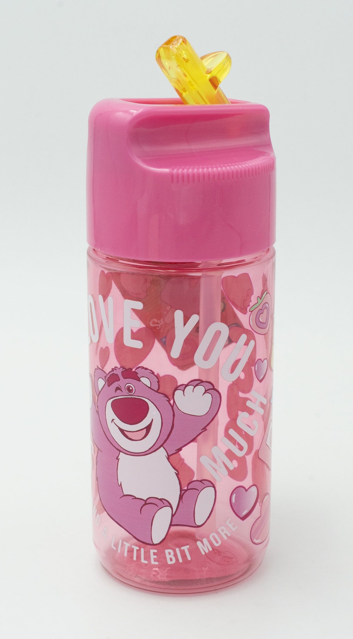Botella rosa translúcida de Lotso Toy Story con pajita amarilla y nombre grabado en la tapa.
