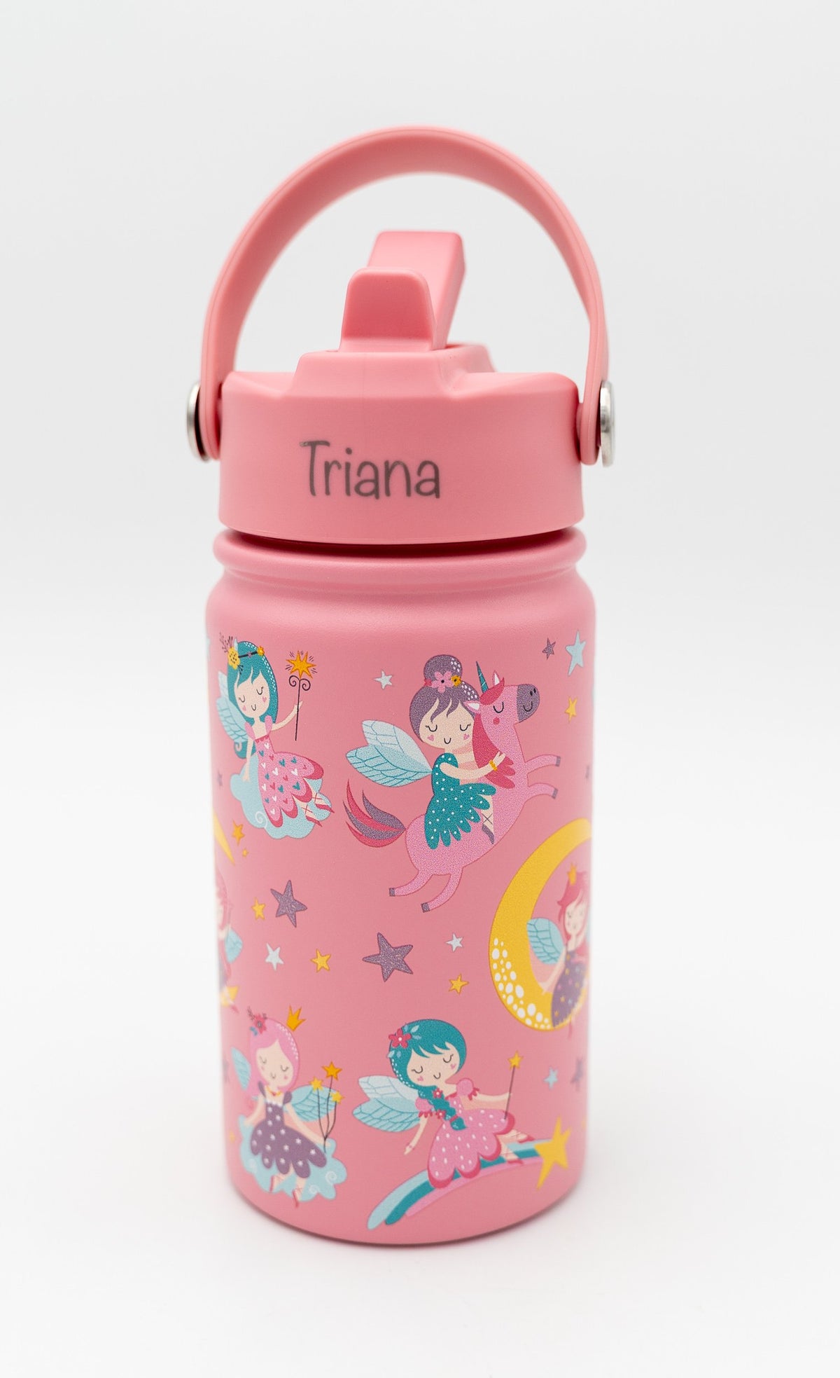 Botella térmica rosa con debuxos de serees e fadas e o nome Triana gravado na tapa