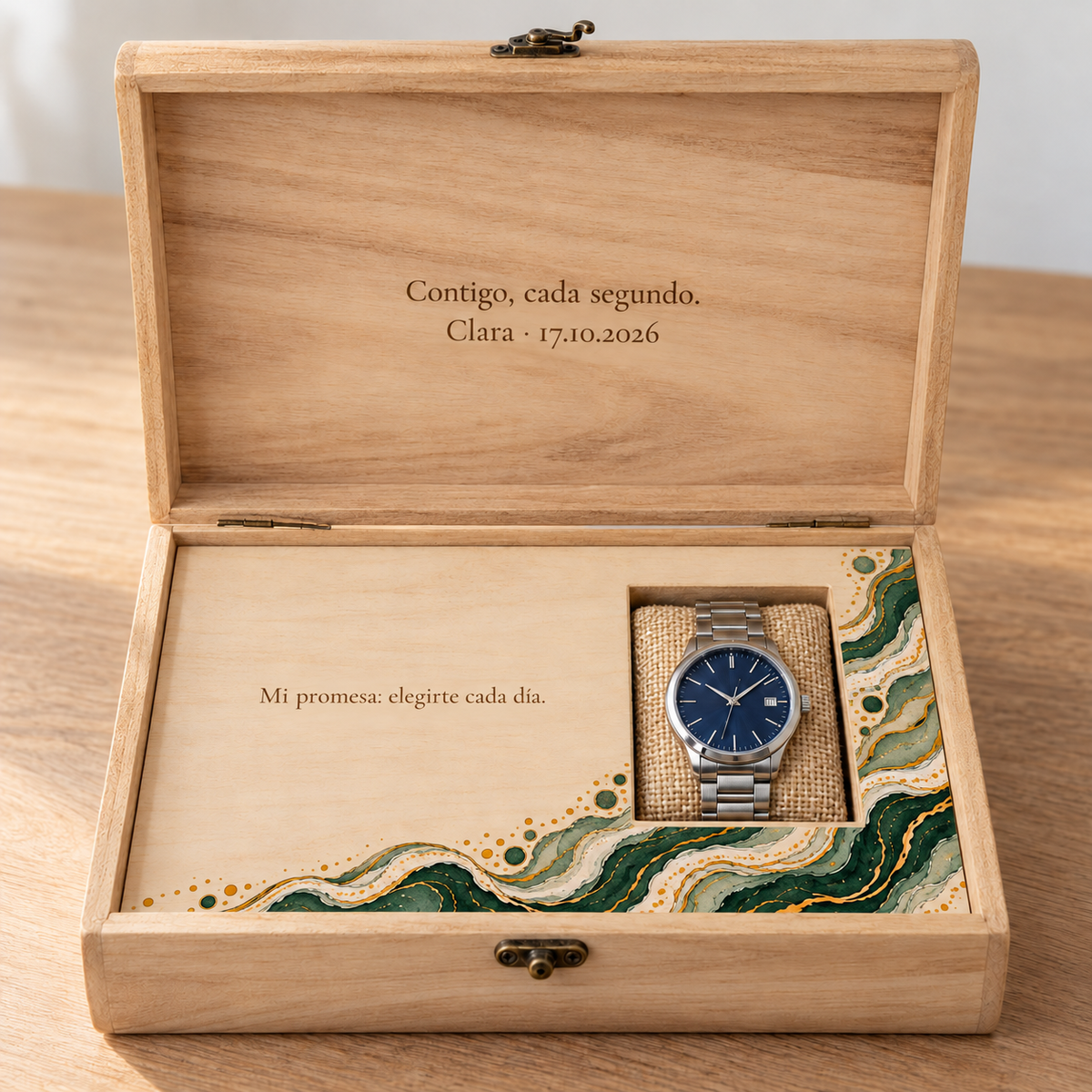 Caixa de reloxo personalizada para o noivo, deseño Ónix y jade, aberta sobre unha mesa co reloxo no seu coxín de xute. Reloxo non incluído.