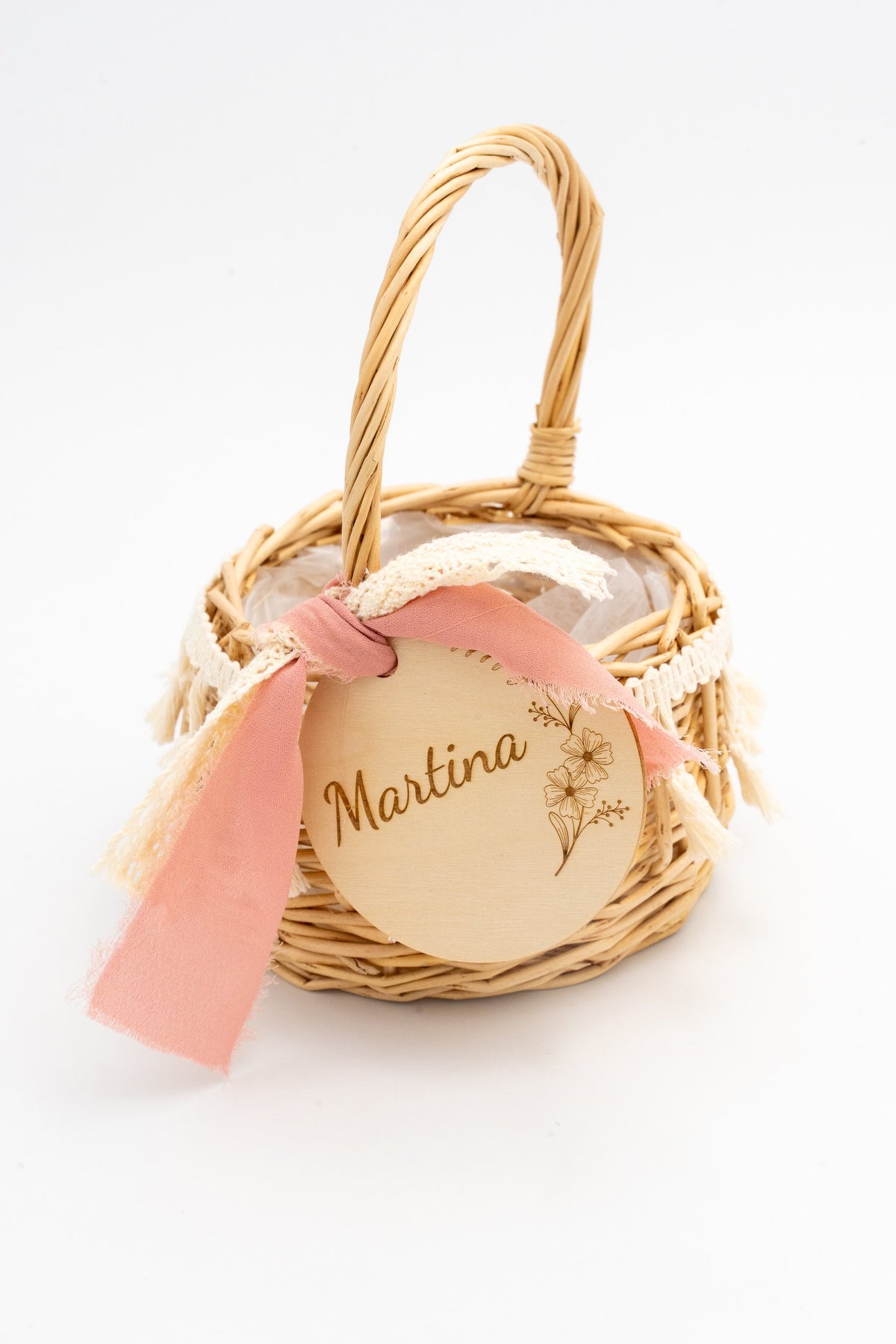 Cistell de rotang amb llaç rosa i el nom Martina