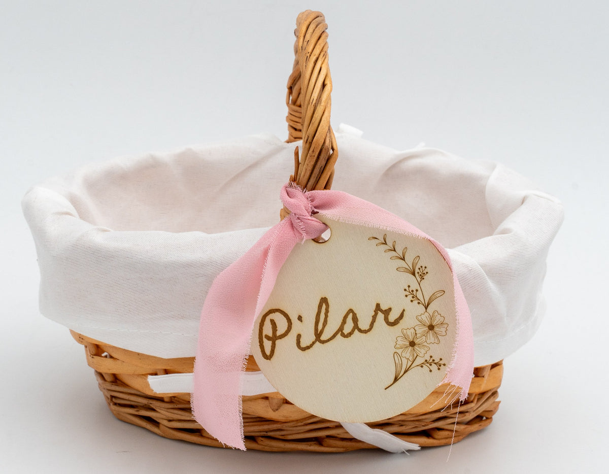 Cistella amb folre blanc, llaç rosa i el nom Pilar