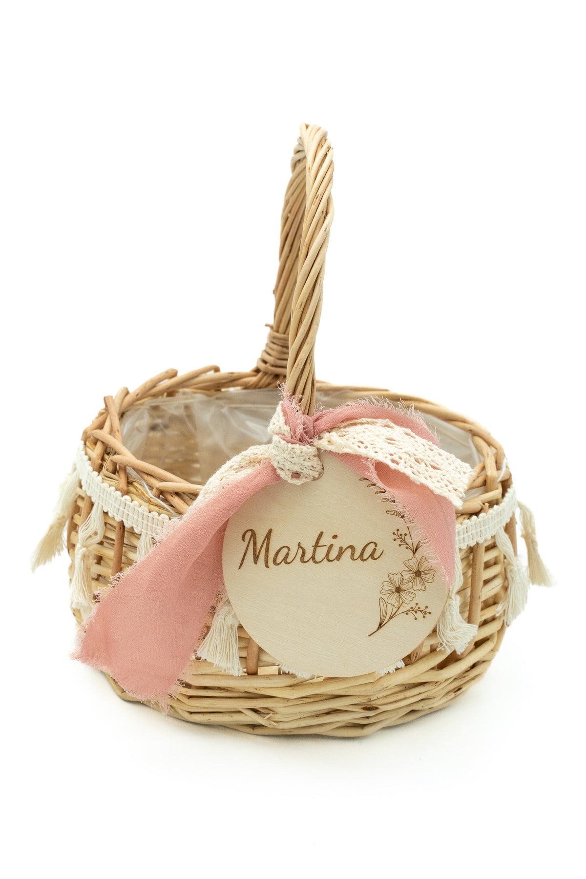 Cistell de rotang amb llaç rosa i blonda i el nom Martina