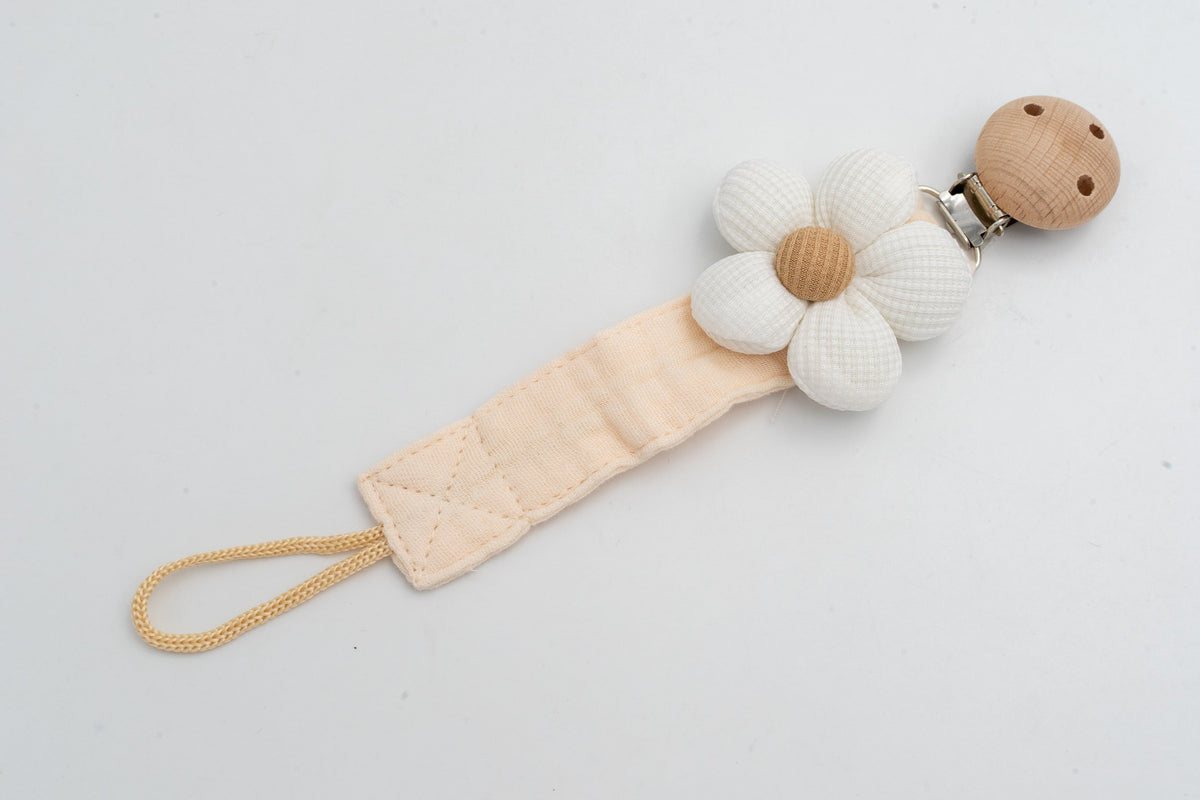 Portaxumets de tela amb flor blanca de centre camel i clip de fusta