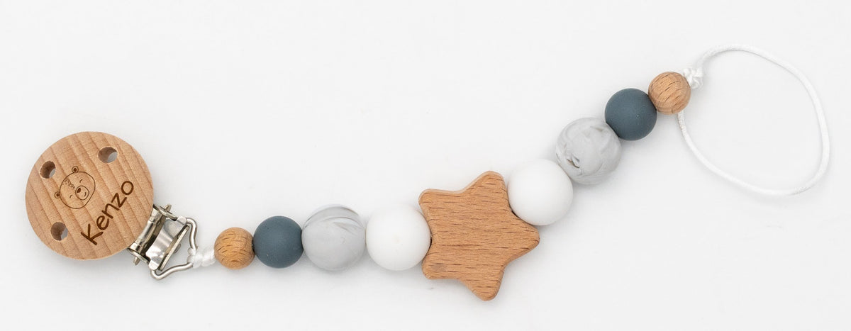 Xumetera de fusta i silicona en tons gris i blau amb estrella i el clip gravat amb un nom