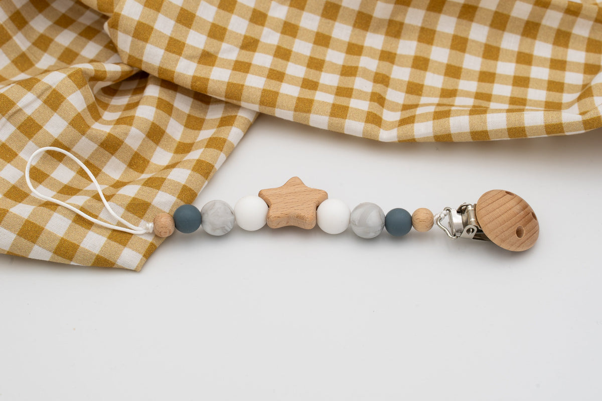 Xumetera en tons gris i blanc amb estrella de fusta i clip