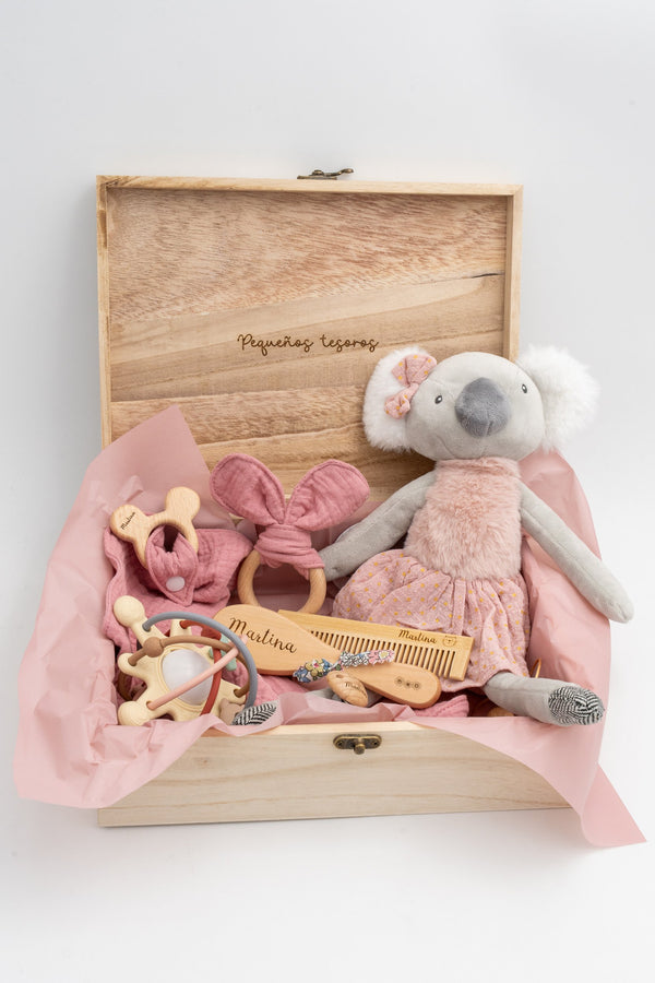 Cofre rosa para recién nacido con koala y accesorios personalizados