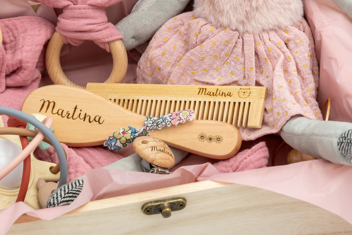 Detalle de cepillo, peine y accesorios personalizados del cofre rosa