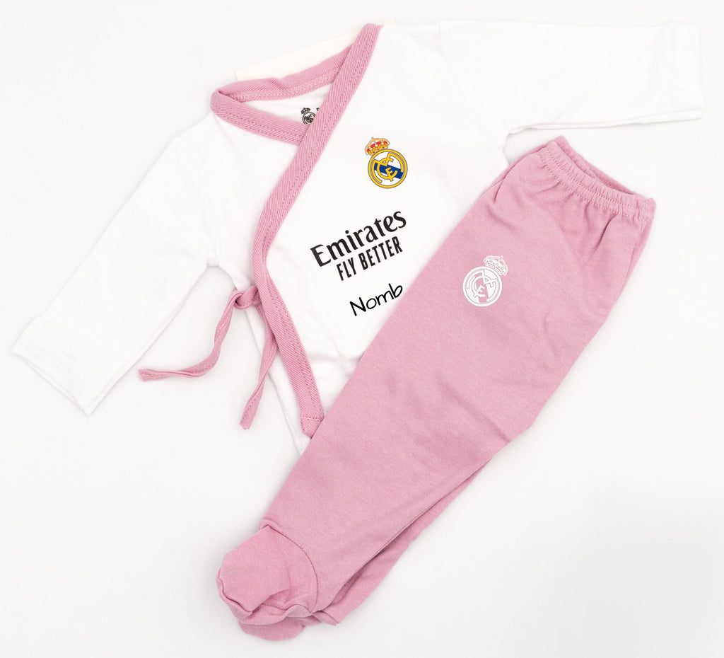 Real Madrilen jaioberrientzako multzoko kamiseta eta legging arrosak, izenarekin