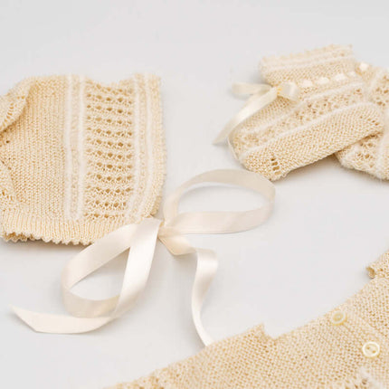 conjunto_recien_nacido_jersey_gorro_y_botitas_beige_modelo_1