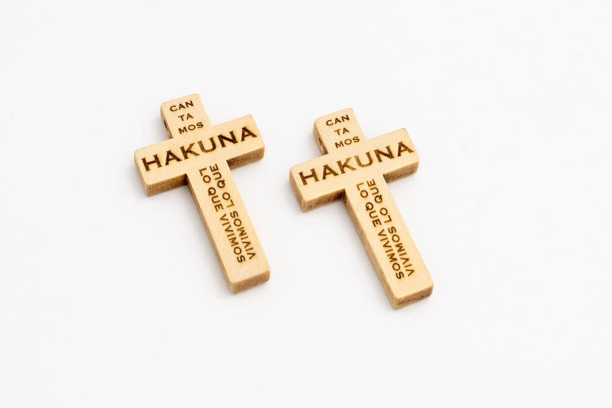 Dos cruces de madera clara con textos personalizados diferentes