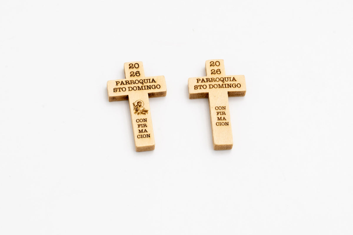 Pareja de cruces de madera clara con texto en el brazo horizontal