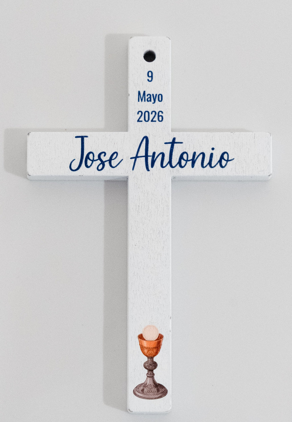 Cruz blanca de comunión con nombre, fecha y cáliz impresos a color
