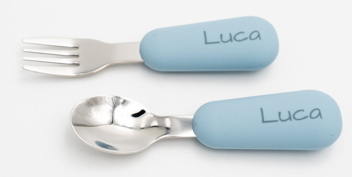 Xogo azul de culler e garfo para bebé co nome Luca gravado nos mangos