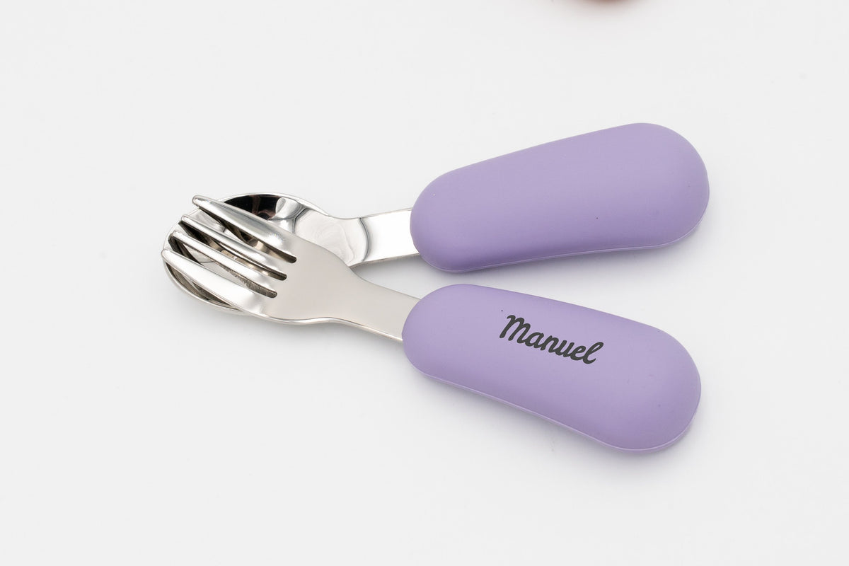 Cubertos lilas co nome Manuel