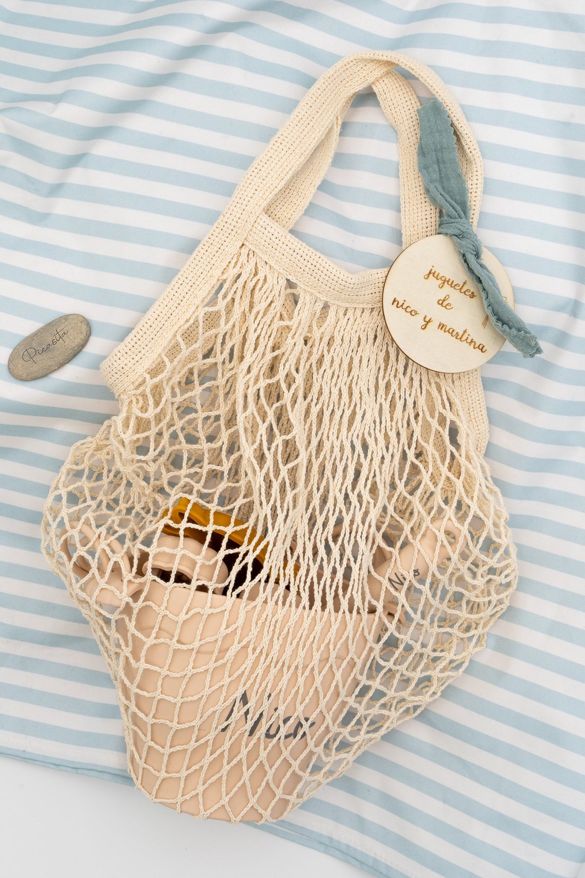 Bolsa de malla beixe cun kit de praia de silicona dentro