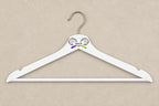 Percha deportiva adulta blanca con tenis y nombre María sobre mesa beige