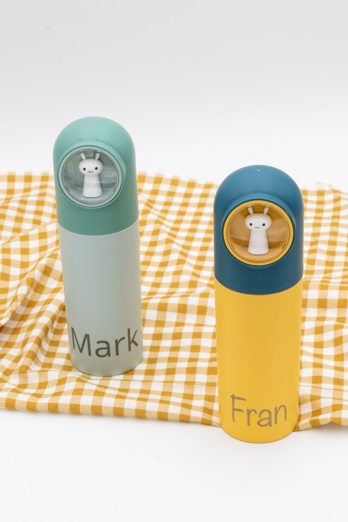 Estuches de viaje infantiles en colores verde y azul con nombres grabados a láser.