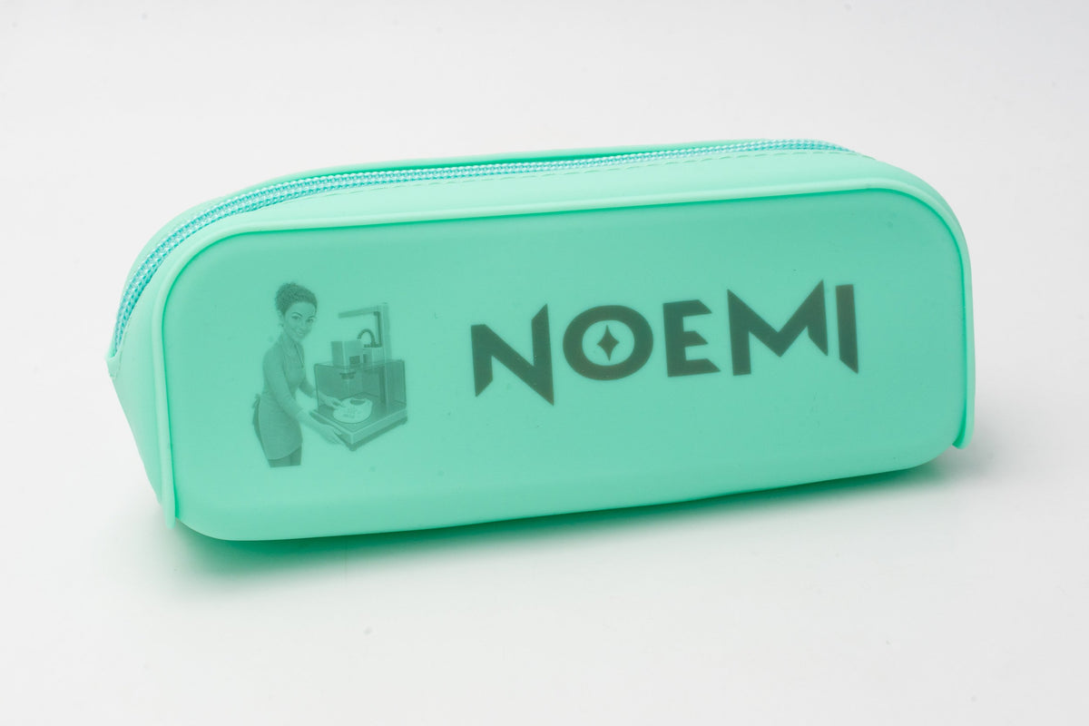 Estuche de silicona verde con nombre Noemi e imagen personalizada grabados