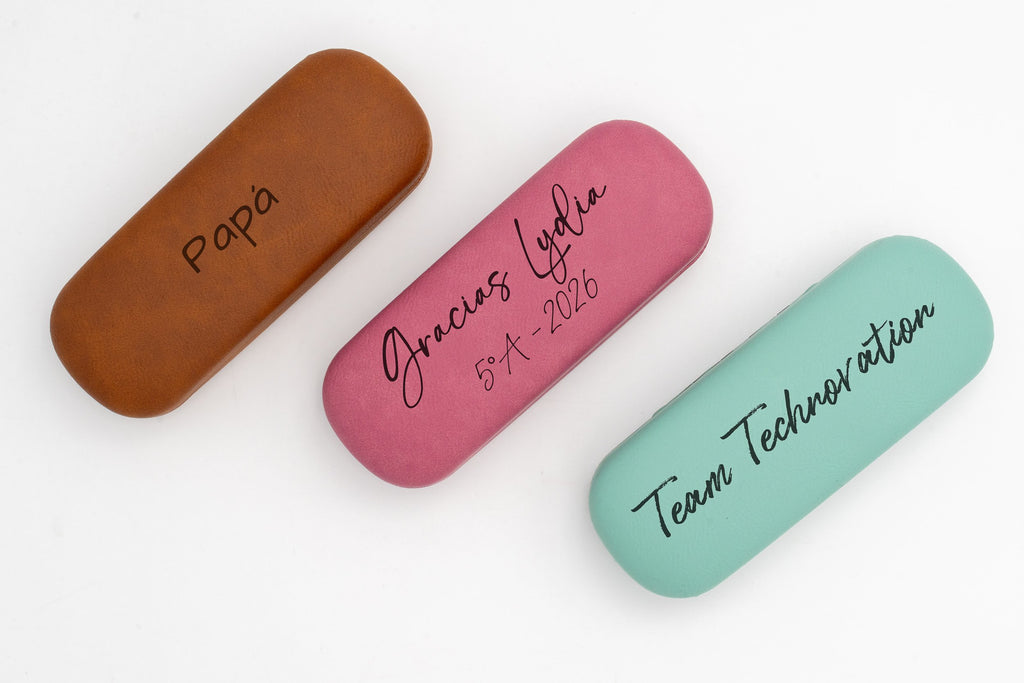 Tres estuches rígidos personalizados en colores marrón, rosa y aguamarina con diferentes grabados.