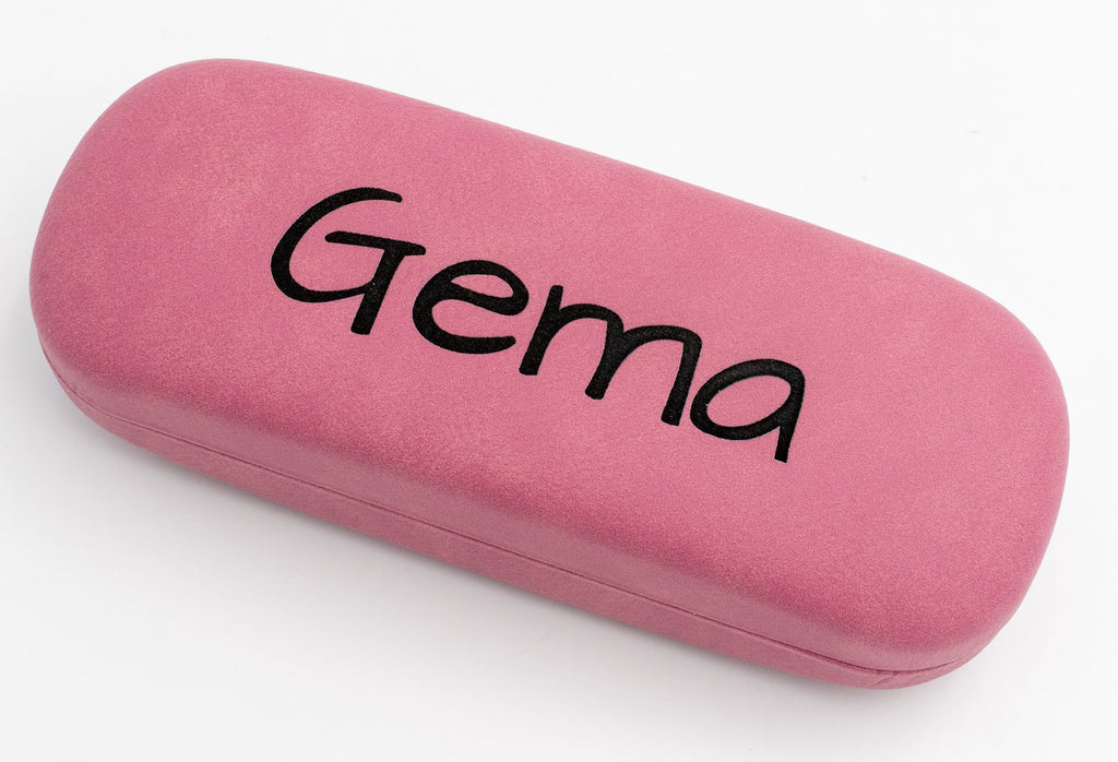 Estuche rígido rosa para gafas con nombre Gema grabado en color negro.