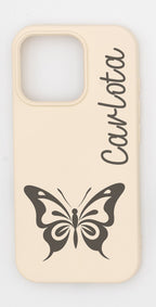 Funda beige de silicona con diseño de mariposa y nombre Carlota grabado lateralmente.