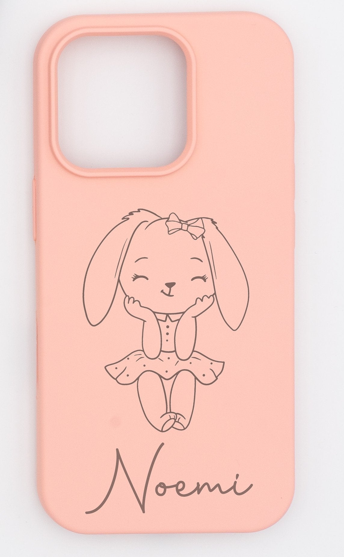 Funda de silicona rosa con ilustración lineal de conejo y nombre Noemi grabado.