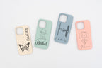 Cuatro fundas de colores pastel personalizadas con diferentes dibujos y nombres sobre fondo blanco.