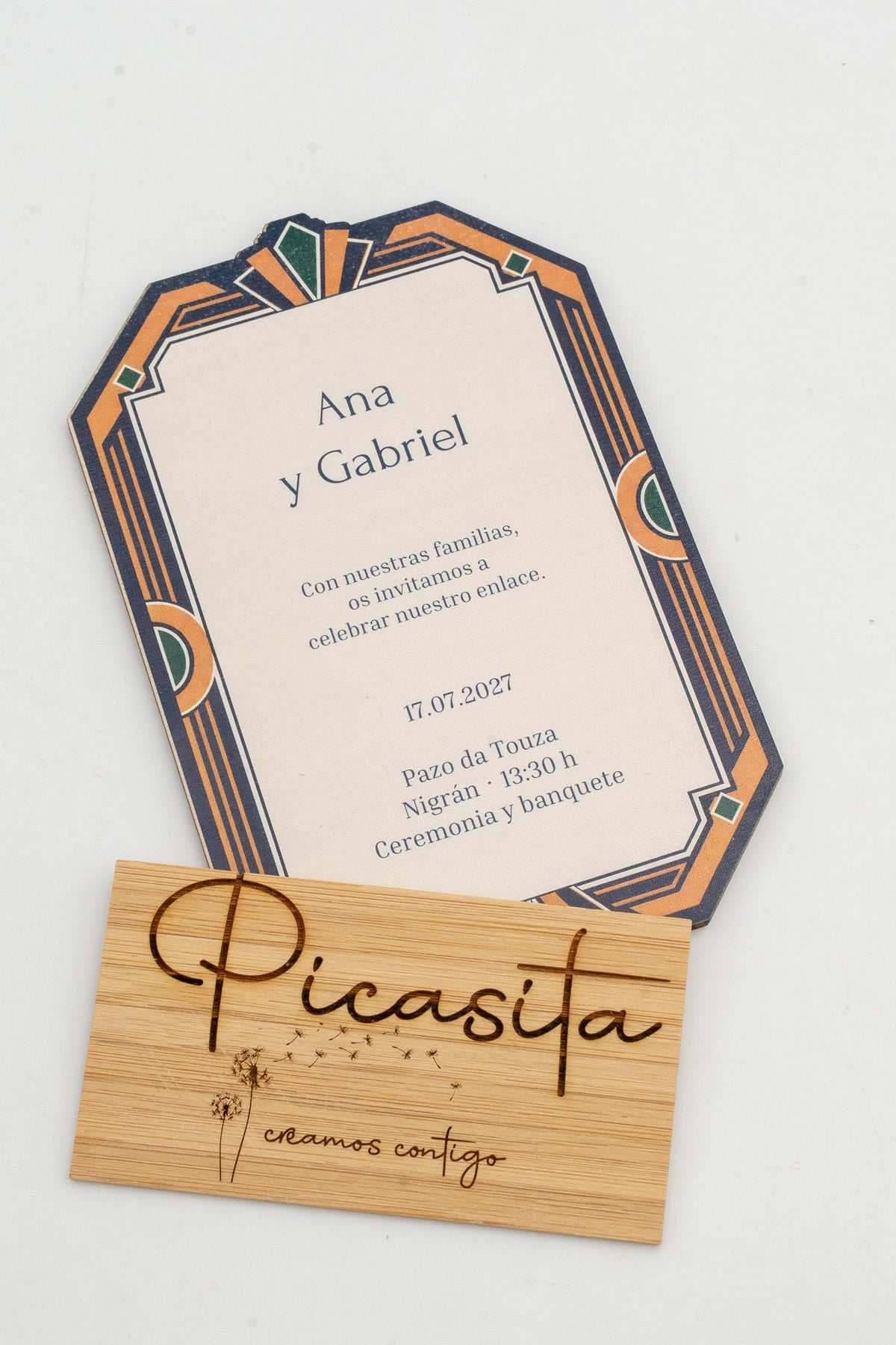 Invitació de casament de fusta amb marc geomètric d'estil art déco