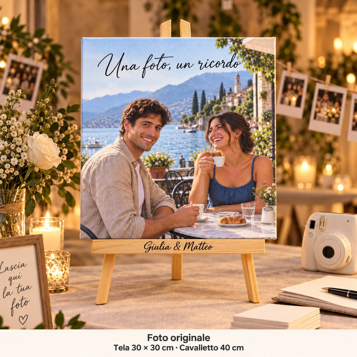 Lienzo de 30 × 30 cm con foto preboda de Giulia y Matteo y «Una foto, un ricordo», junto a una cámara y un álbum de boda.
