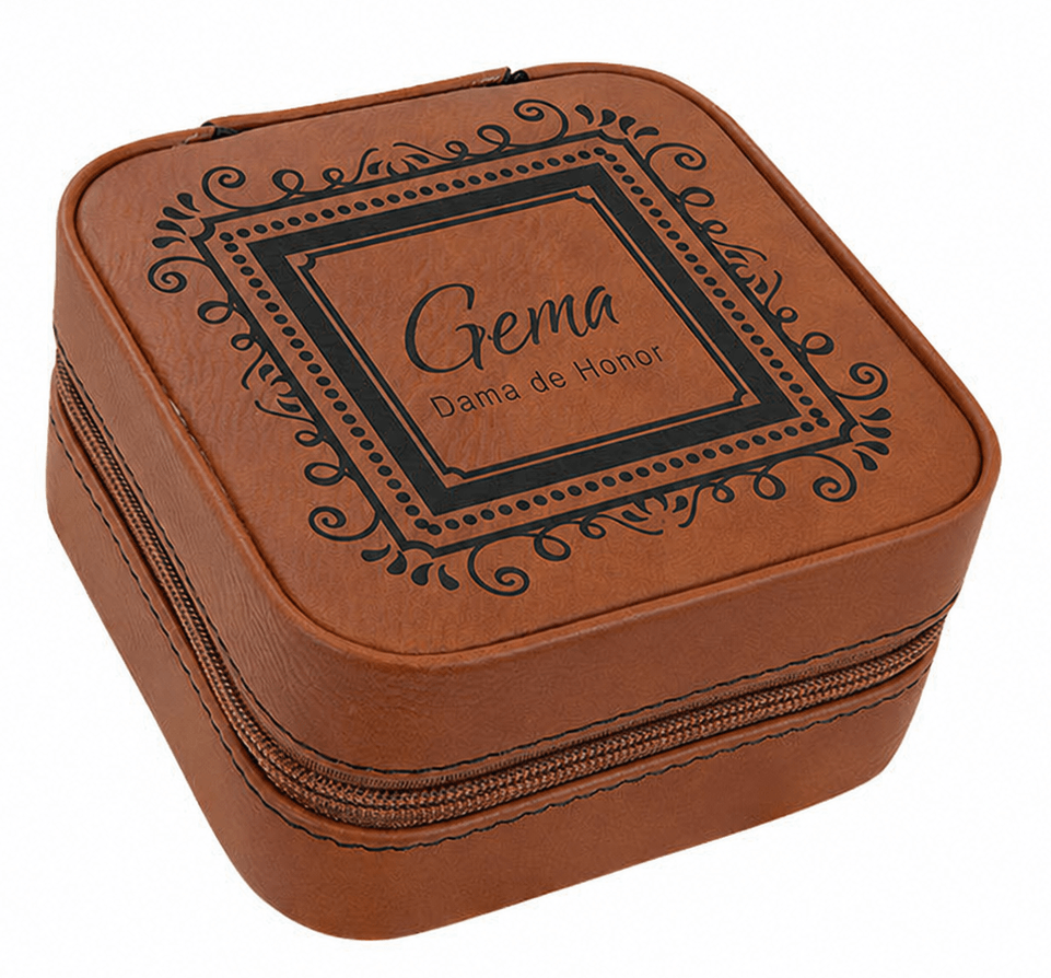 Caja de joyas cerrada color marrón con marco y nombre grabados
