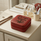 Joyero rojo de cuero sintético personalizado sobre un mueble de baño