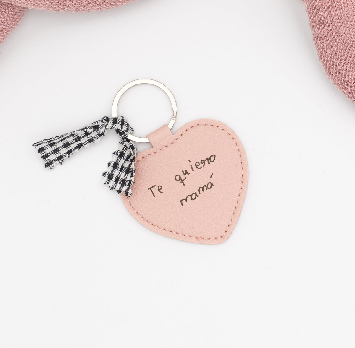 Chaveiro de corazón rosa con mensaxe para mamá e lazo vichy negro.