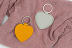 Chaveiros de corazón de ton cálido e gris sen personalizar.