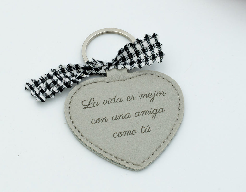 Chaveiro de corazón gris con dedicatoria de amizade e lazo vichy negro.