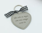 Chaveiro de corazón gris con dedicatoria de amizade e lazo vichy negro.