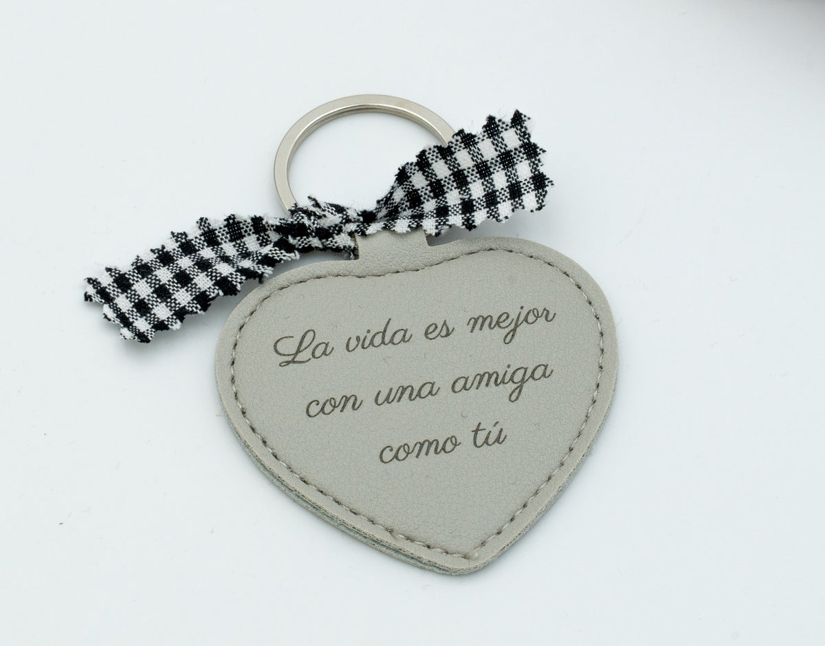 Chaveiro de corazón gris con dedicatoria de amizade e lazo vichy negro.