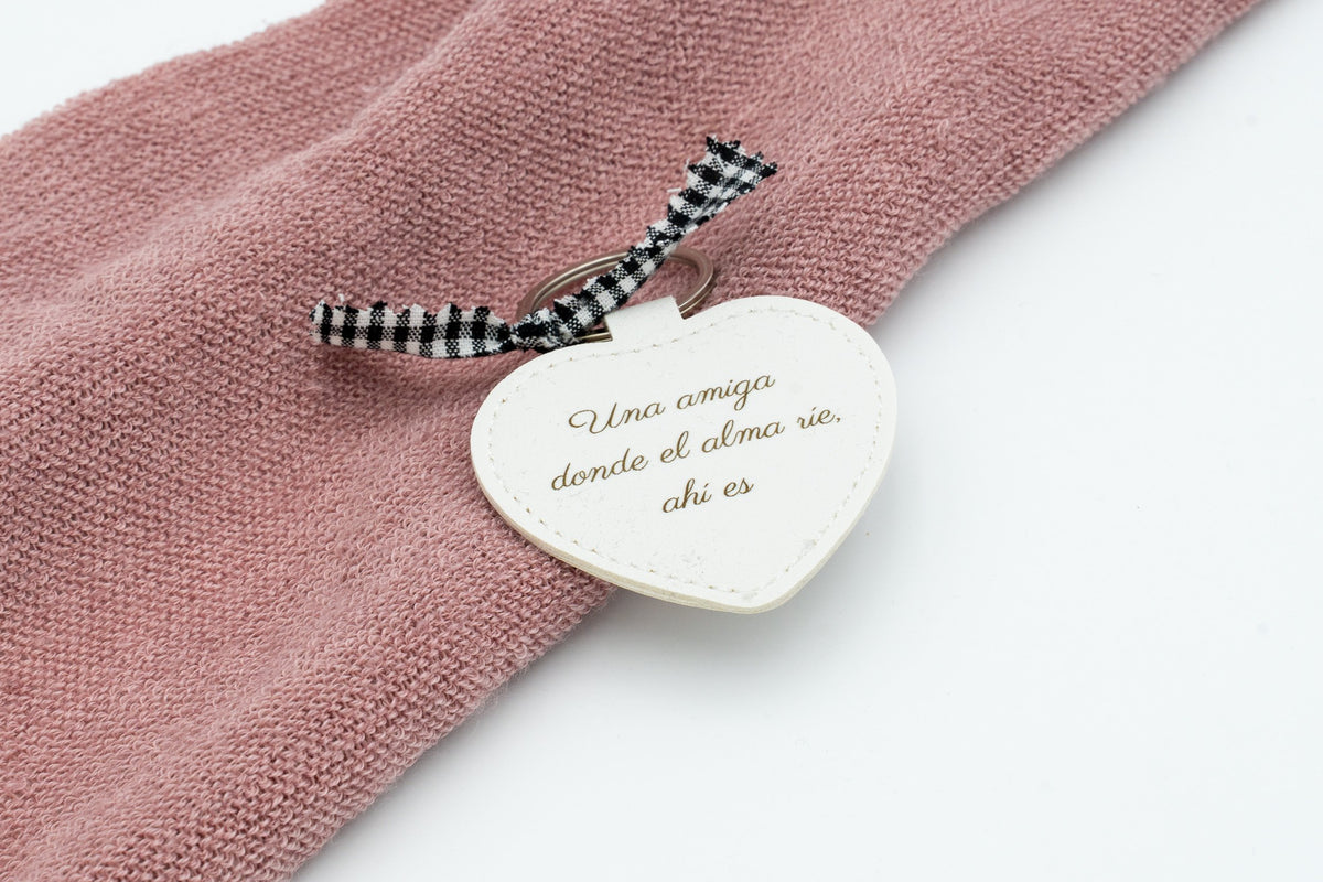 Chaveiro de corazón branco con frase de compañía sobre tea rosa.