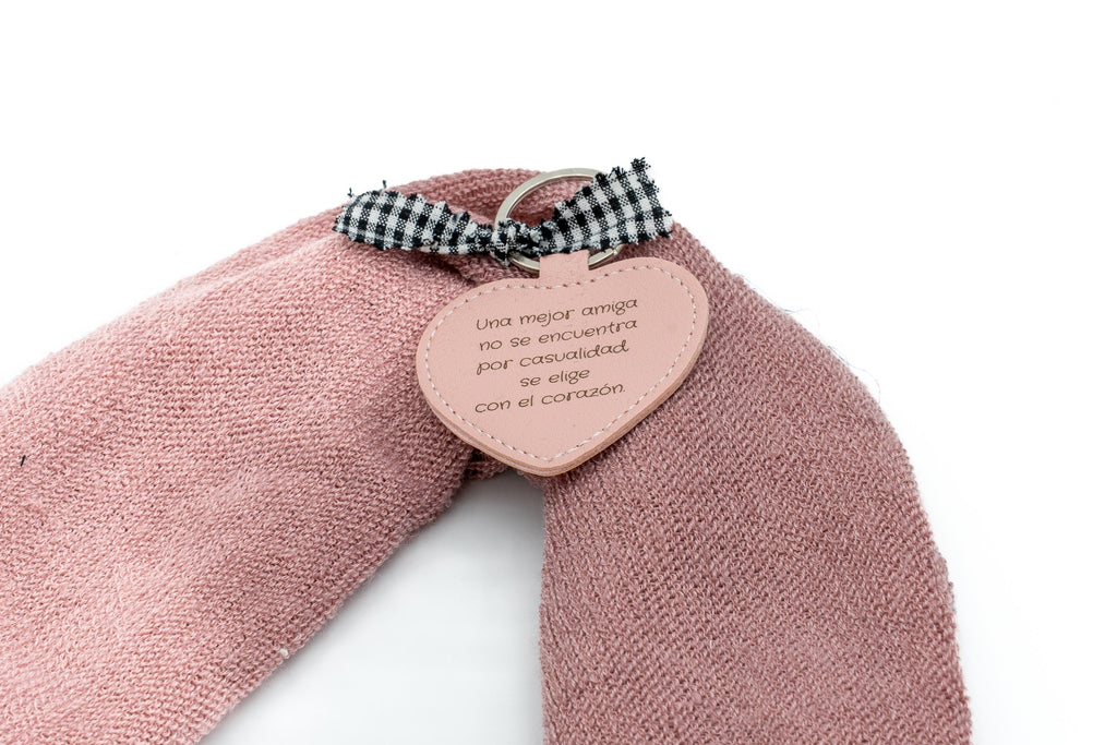 Chaveiro de corazón rosa con dedicatoria e lazo vichy sobre tea rosa.