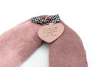 Chaveiro de corazón rosa con dedicatoria e lazo vichy sobre tea rosa.