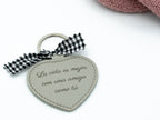 Detalle dun chaveiro de corazón gris con mensaxe para unha amiga.