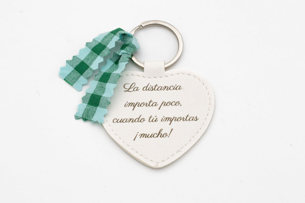 Chaveiro de corazón branco con frase sobre a distancia e lazo vichy verde.