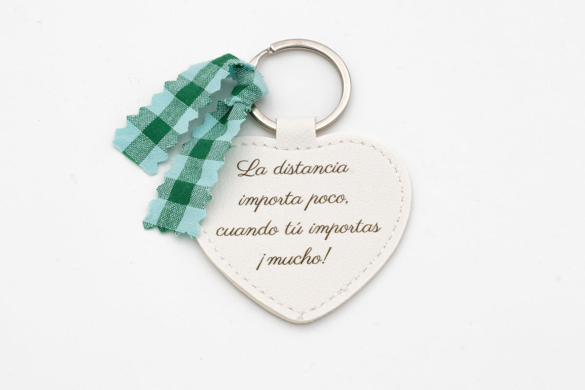Chaveiro de corazón branco con frase sobre a distancia e lazo vichy verde.