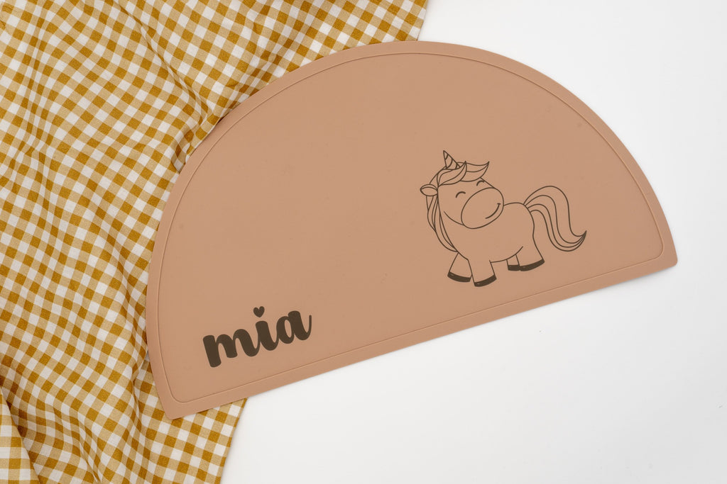 Mantel salmón co nome Mia e un unicornio
