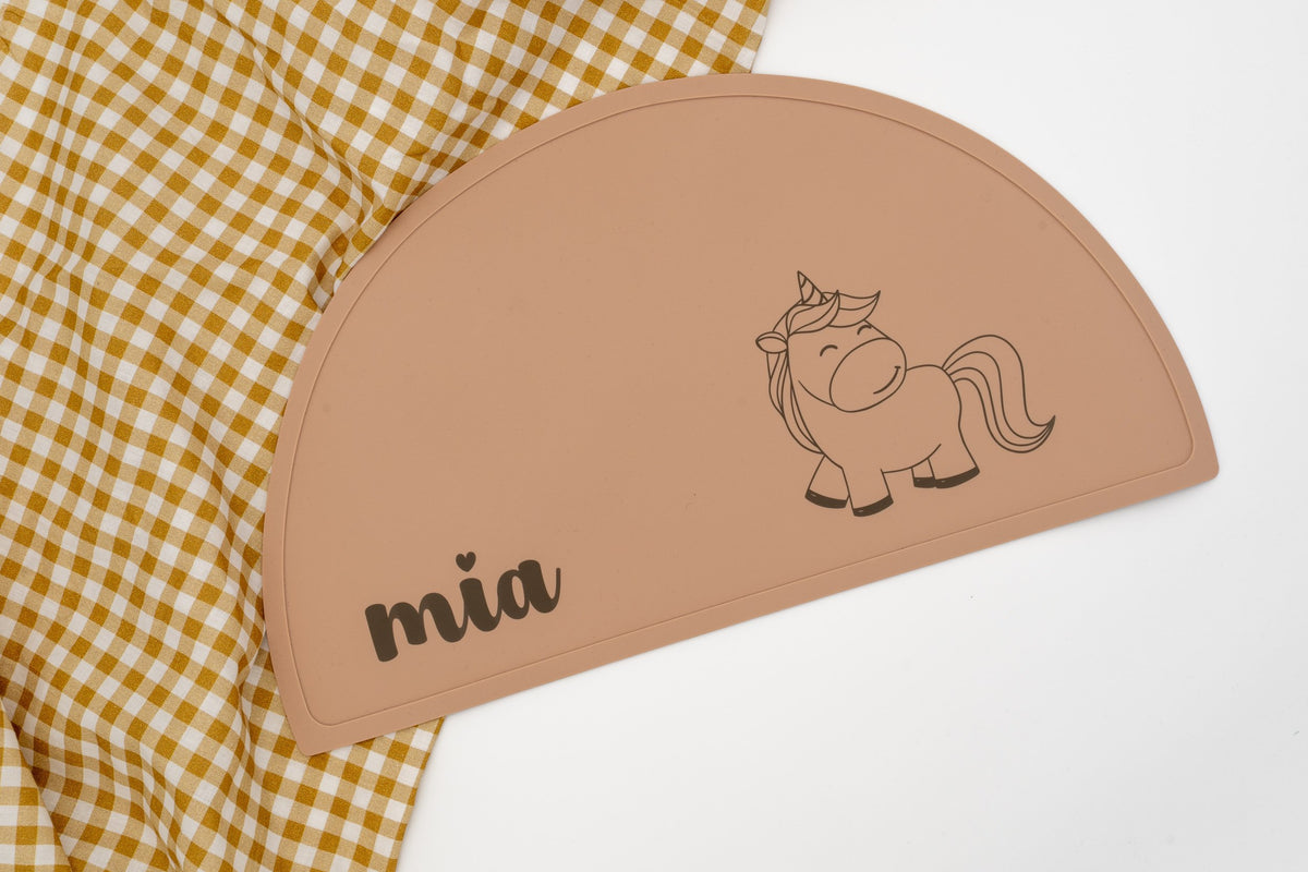 Mantel salmón co nome Mia e un unicornio