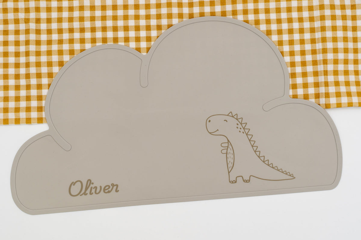 Mantel de nube gris co nome Oliver e un dinosauro