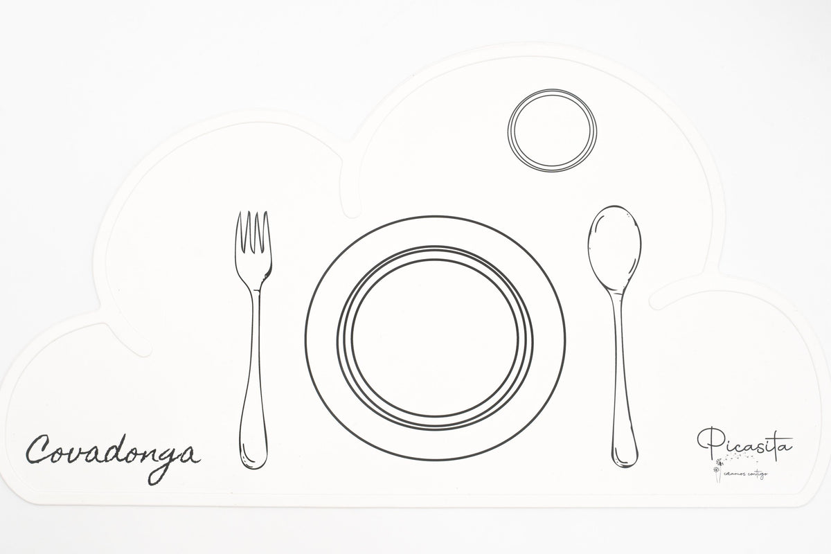 Mantel de nube branco co nome Covadonga e un servizo de mesa debuxado